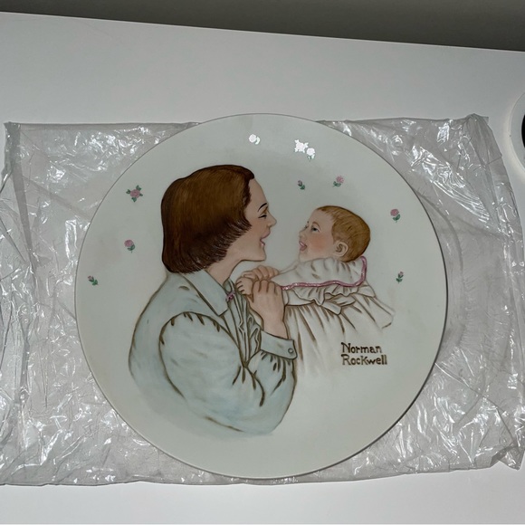 A Tender Moment Decorative Plate - Picture 4 of 6